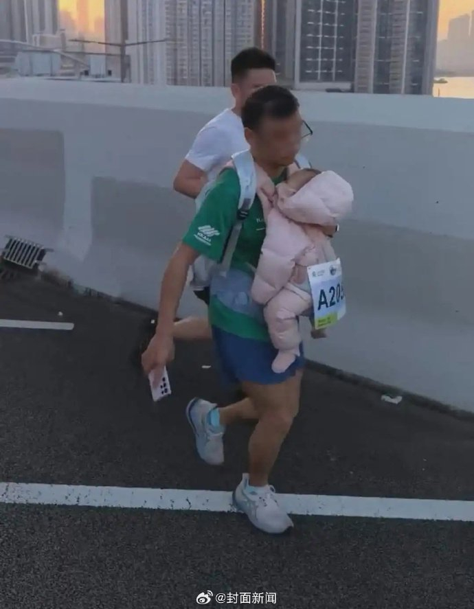 世界杯下注官网-香港马拉松男子背婴儿参赛被制止，赛事方回应违规|全马|香港特别行政区|违者|规则|手机_新浪体育_新浪新闻